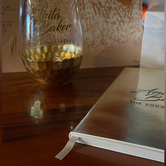 ANITA BAKER Swag Bag Items The Songstress Tour 2023 Wine Tumbler/Poster/Notebook - Picture 4 of 4